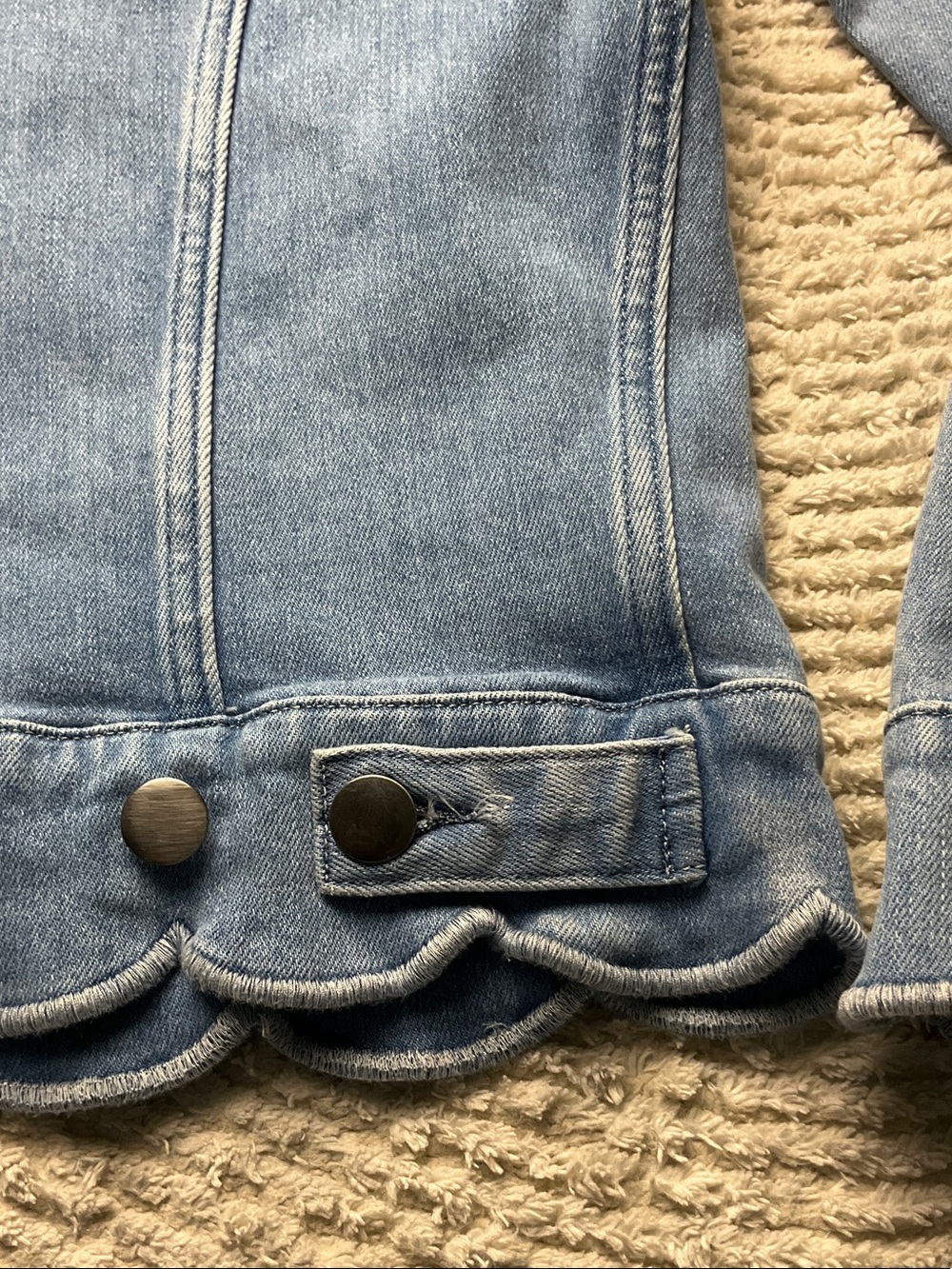 Frame Denim Women’s Willoughby Scallop Hem Light Blue Jean Jacket Size Medium - Picture 13 of 16